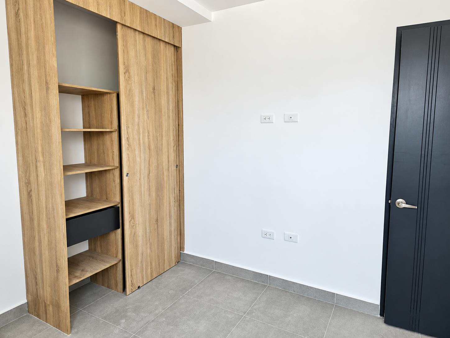 Detalle de clóset en el proyecto de apartamentos compartido por el propietario; fotografía retocada
